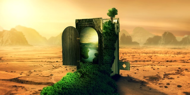 Μαγική πόρτα που ανοίγει μέσα στην έρημο